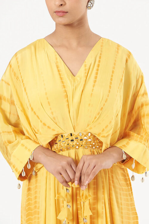 FASHIONABLE KAFTAN ACCENTUATED WITH A HEAVY BELT
