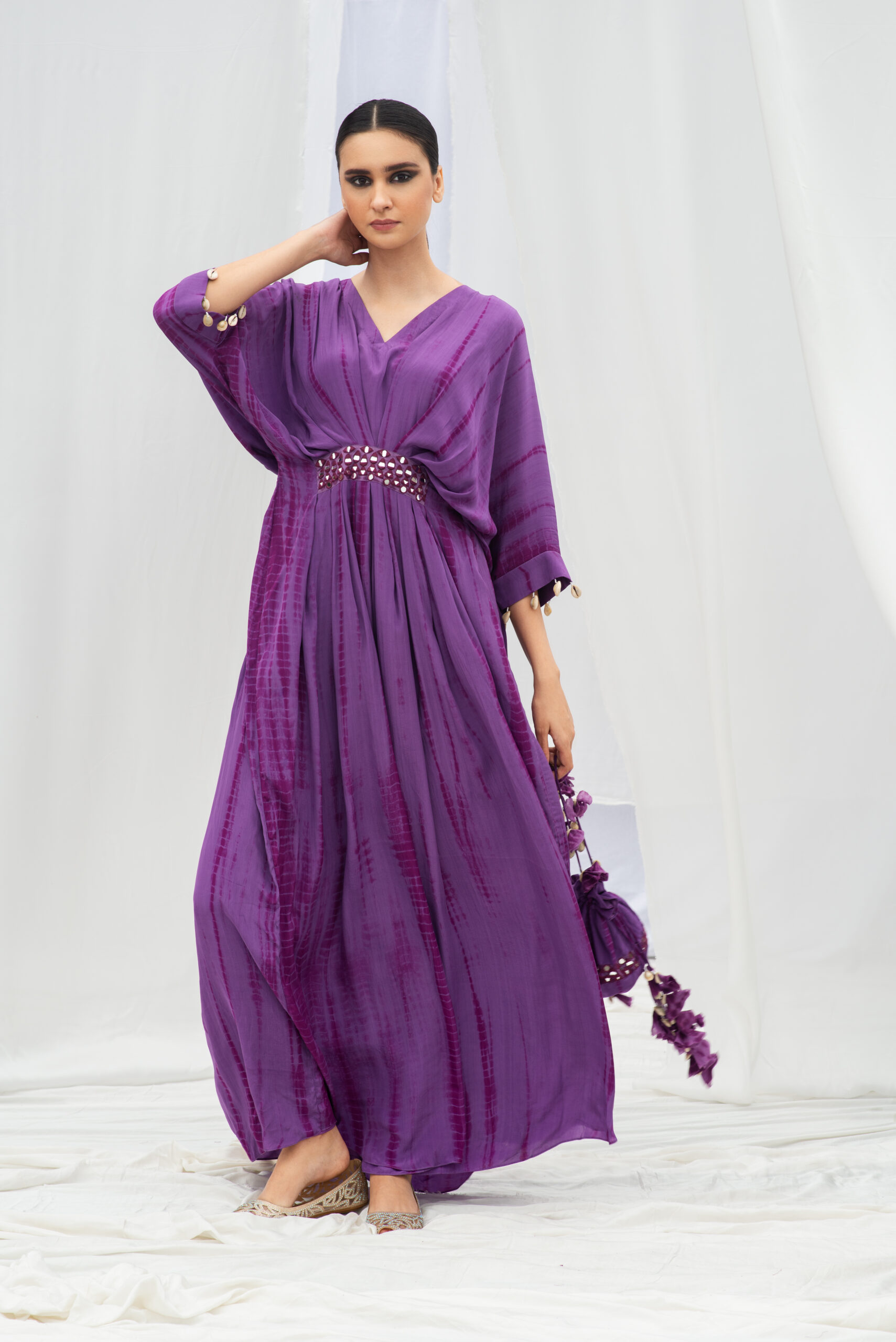 FASHIONABLE KAFTAN ACCENTUATED WITH A HEAVY BELT