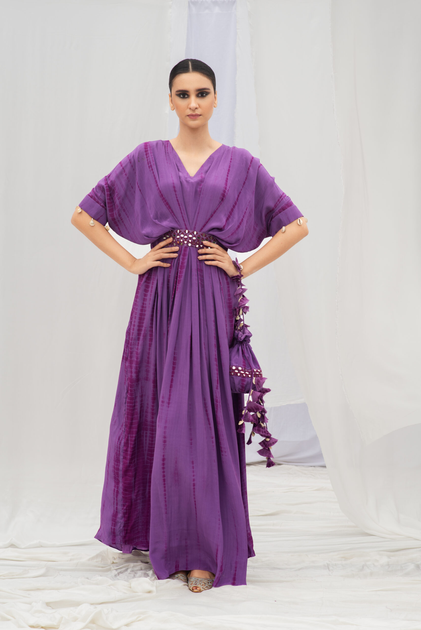 FASHIONABLE KAFTAN ACCENTUATED WITH A HEAVY BELT