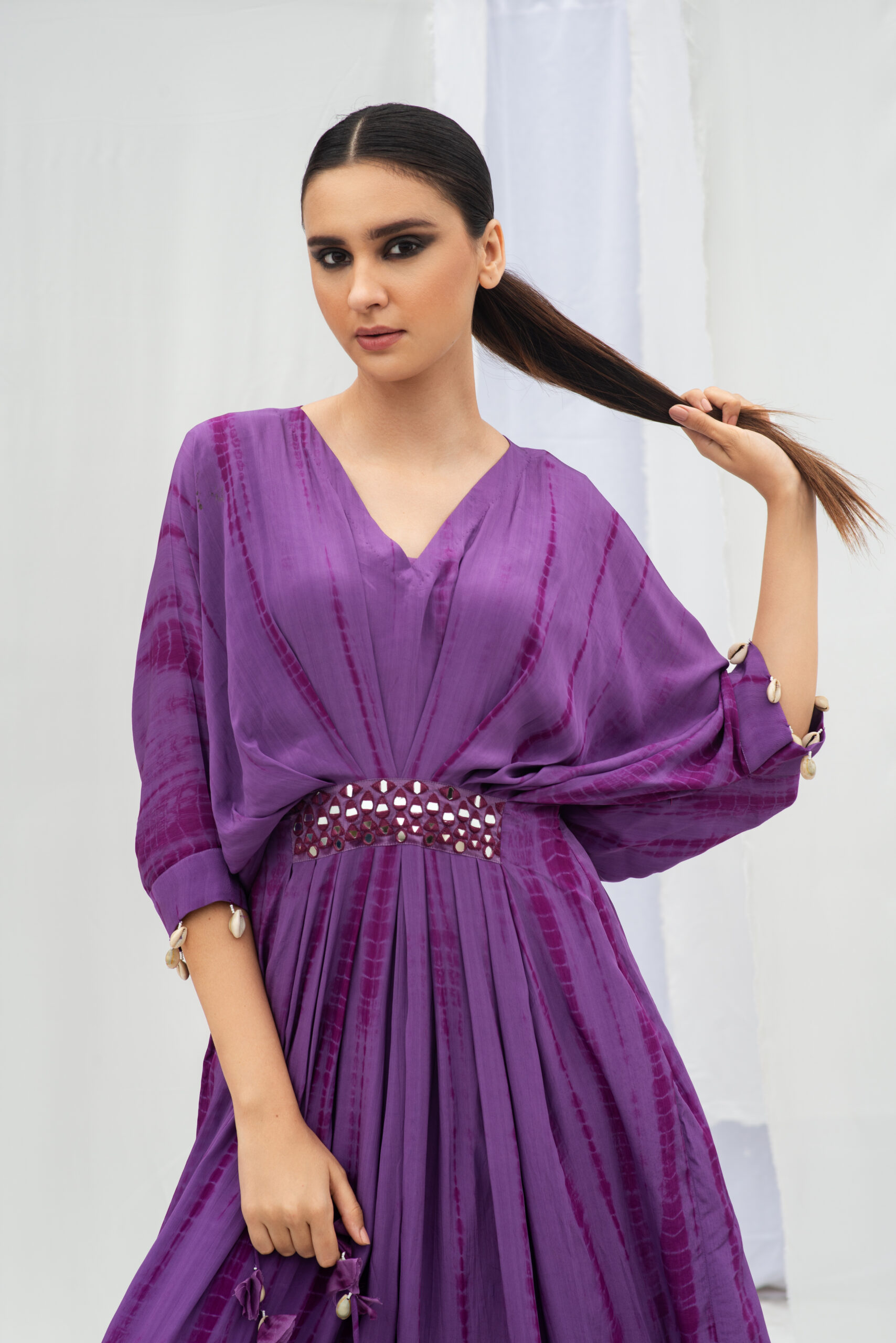 FASHIONABLE KAFTAN ACCENTUATED WITH A HEAVY BELT