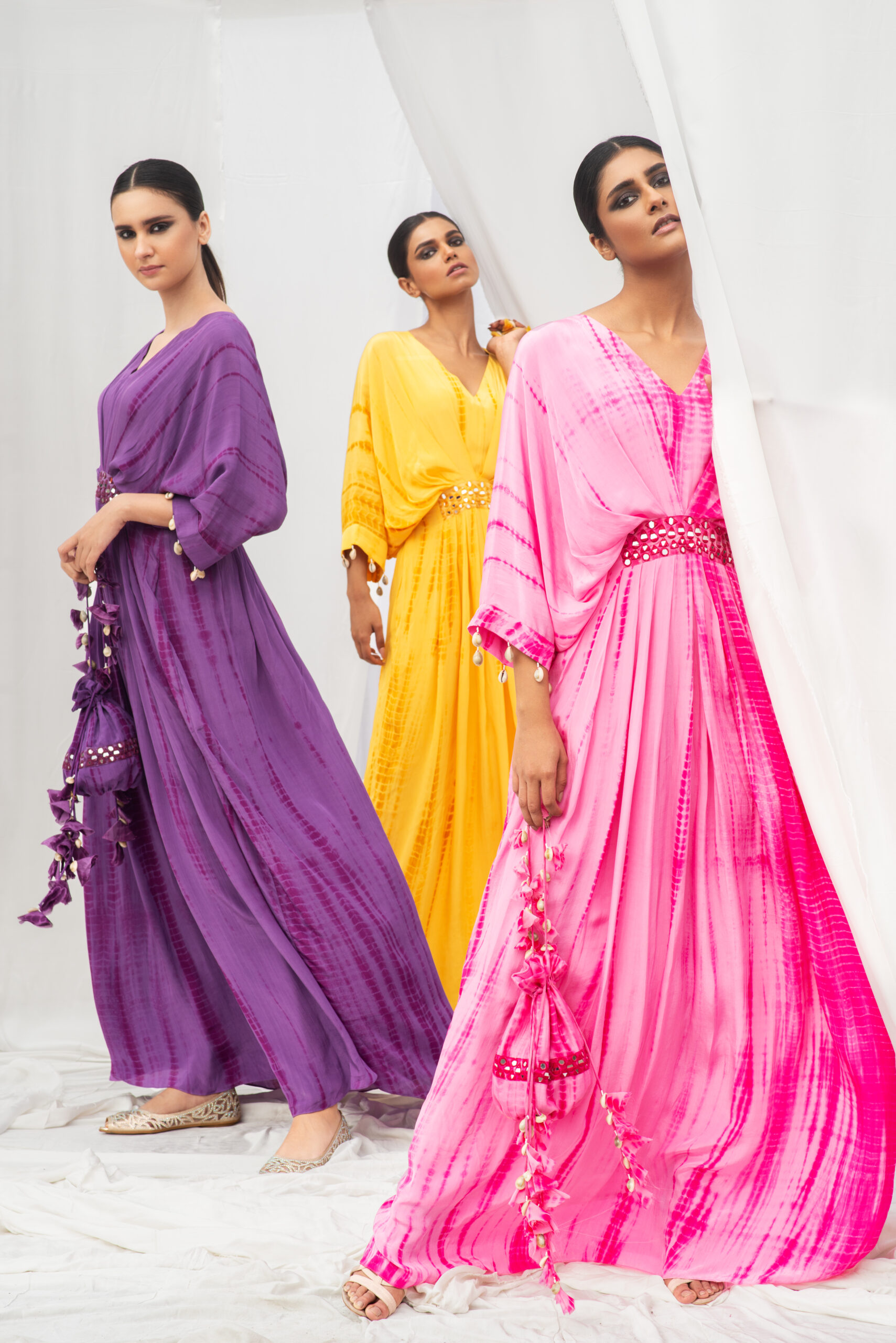 FASHIONABLE KAFTAN ACCENTUATED WITH A HEAVY BELT