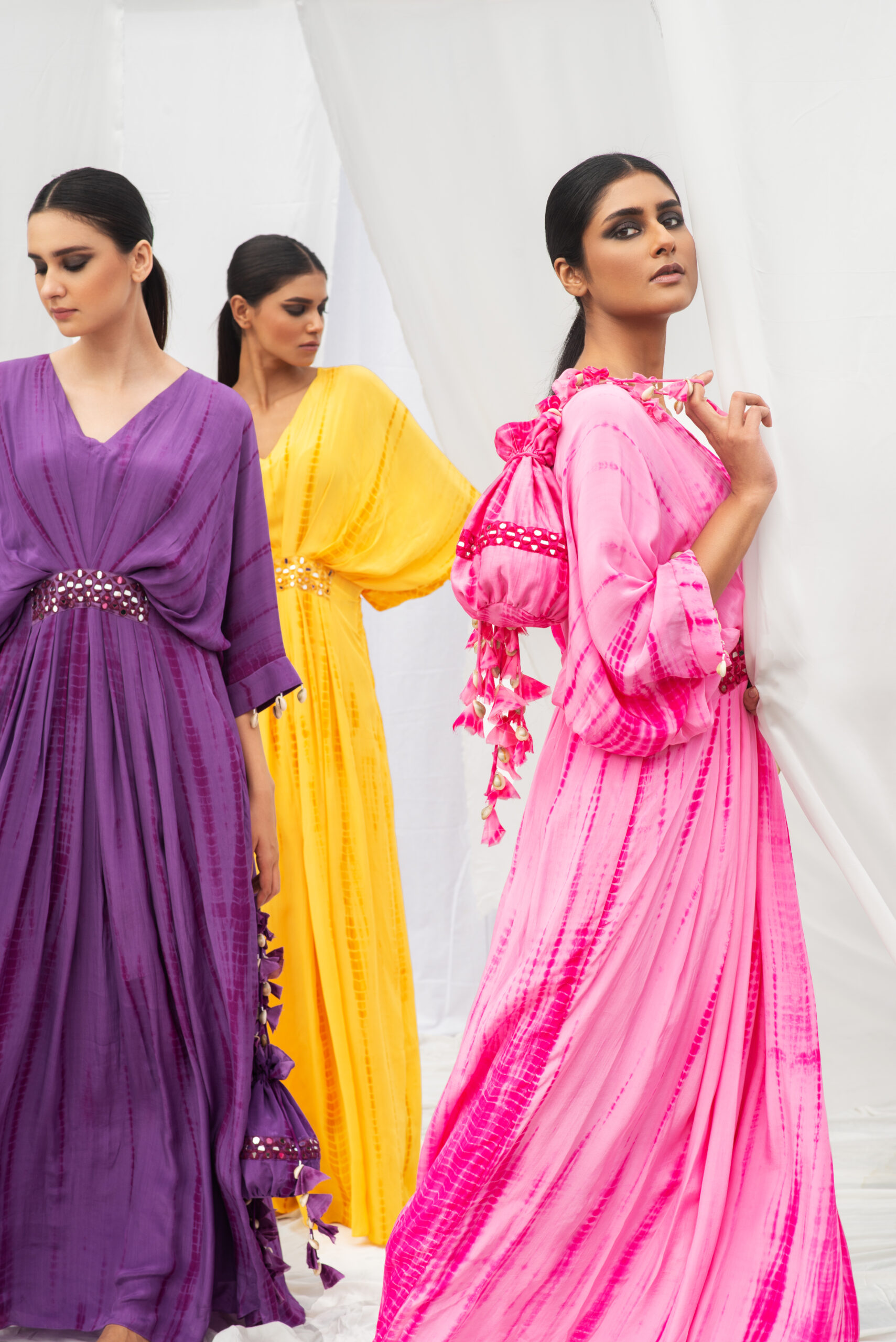 FASHIONABLE KAFTAN ACCENTUATED WITH A HEAVY BELT