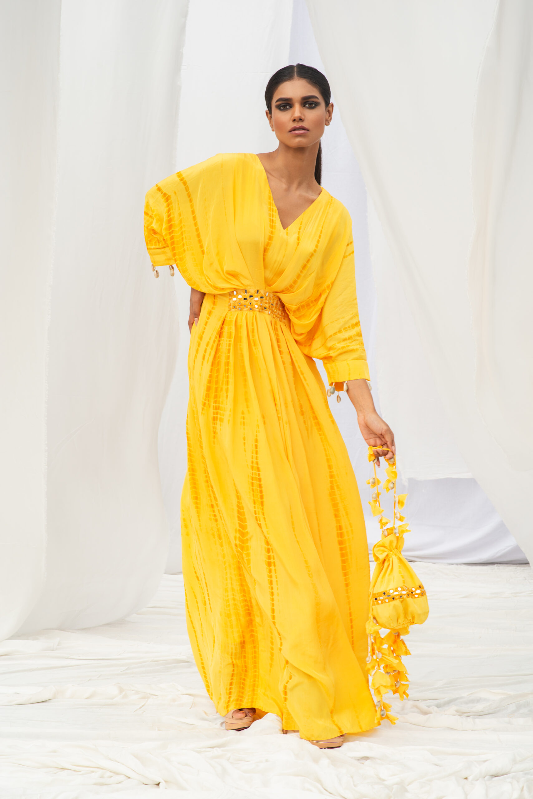 FASHIONABLE KAFTAN ACCENTUATED WITH A HEAVY BELT