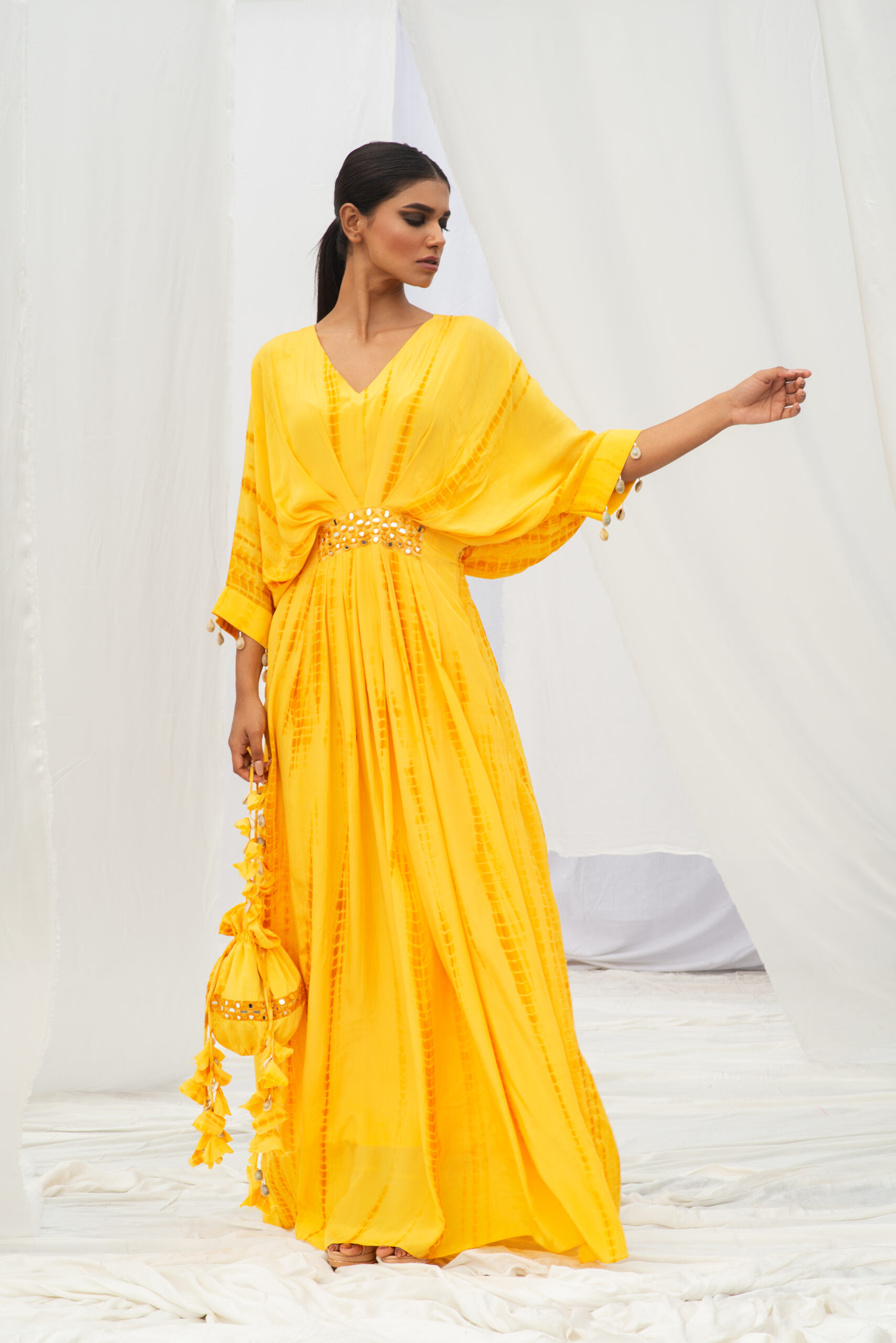 FASHIONABLE KAFTAN ACCENTUATED WITH A HEAVY BELT