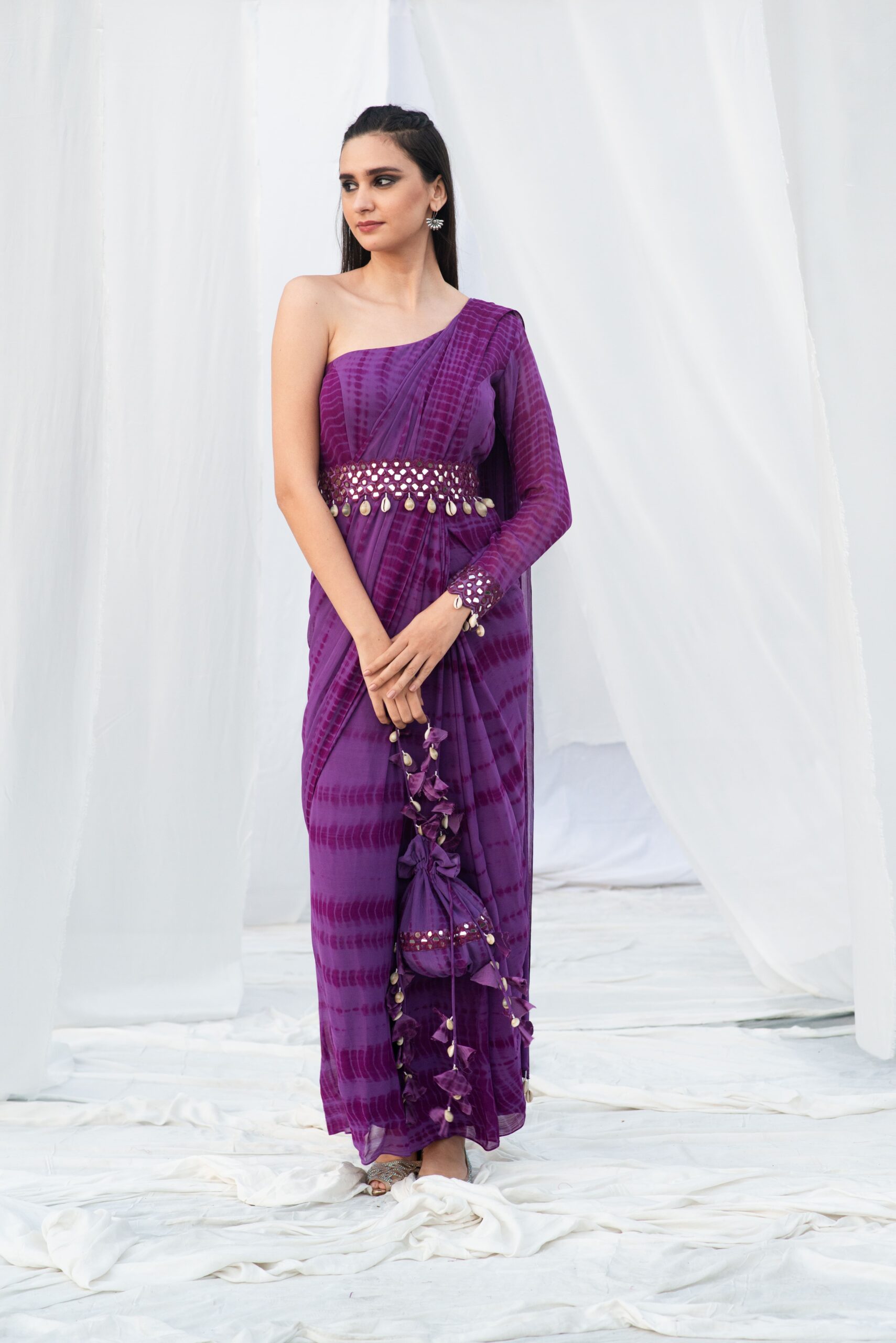 ONE SHOULDER SAREE WITH A MODERN BELT. - Image 7