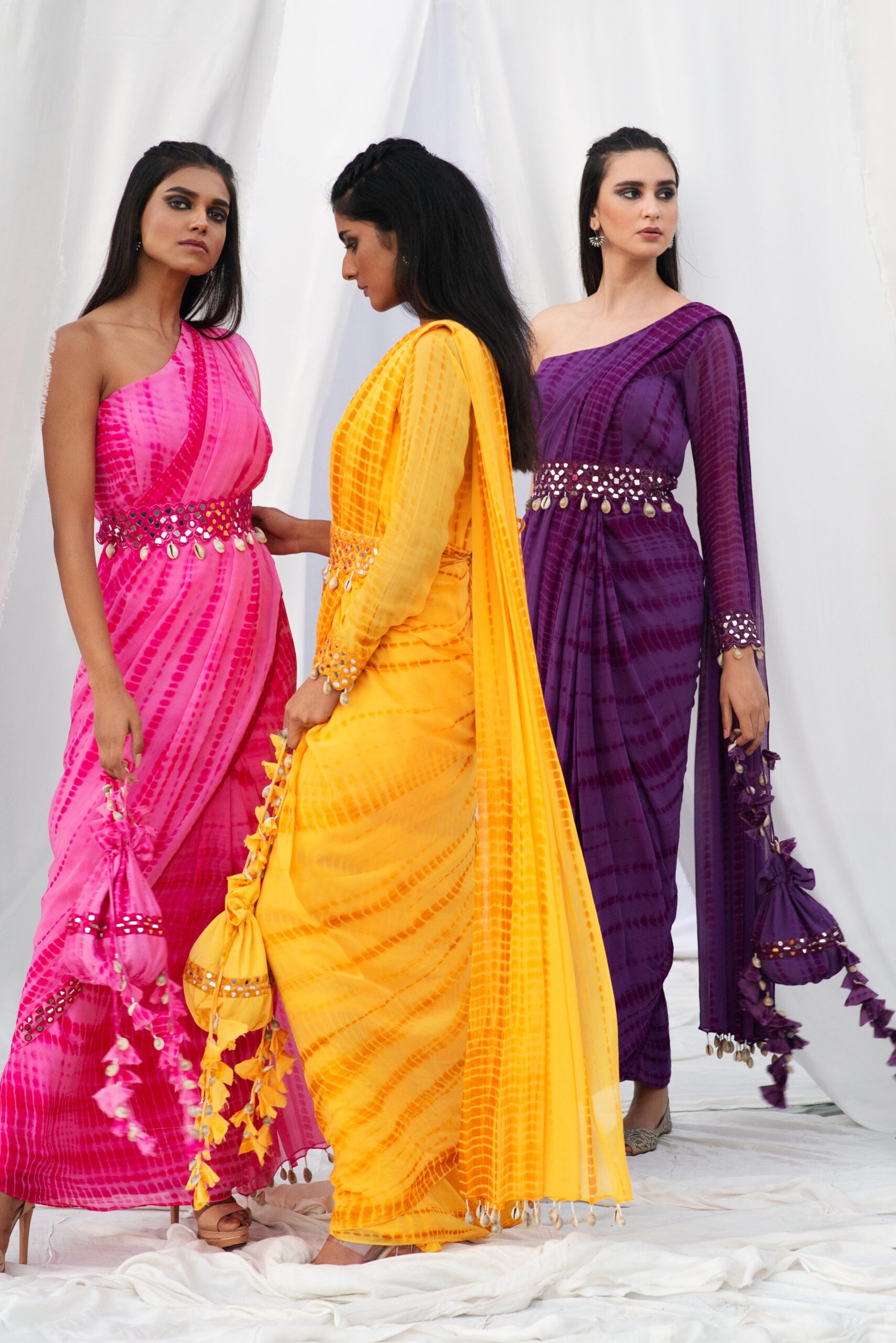 ONE SHOULDER SAREE WITH A MODERN BELT. - Image 2