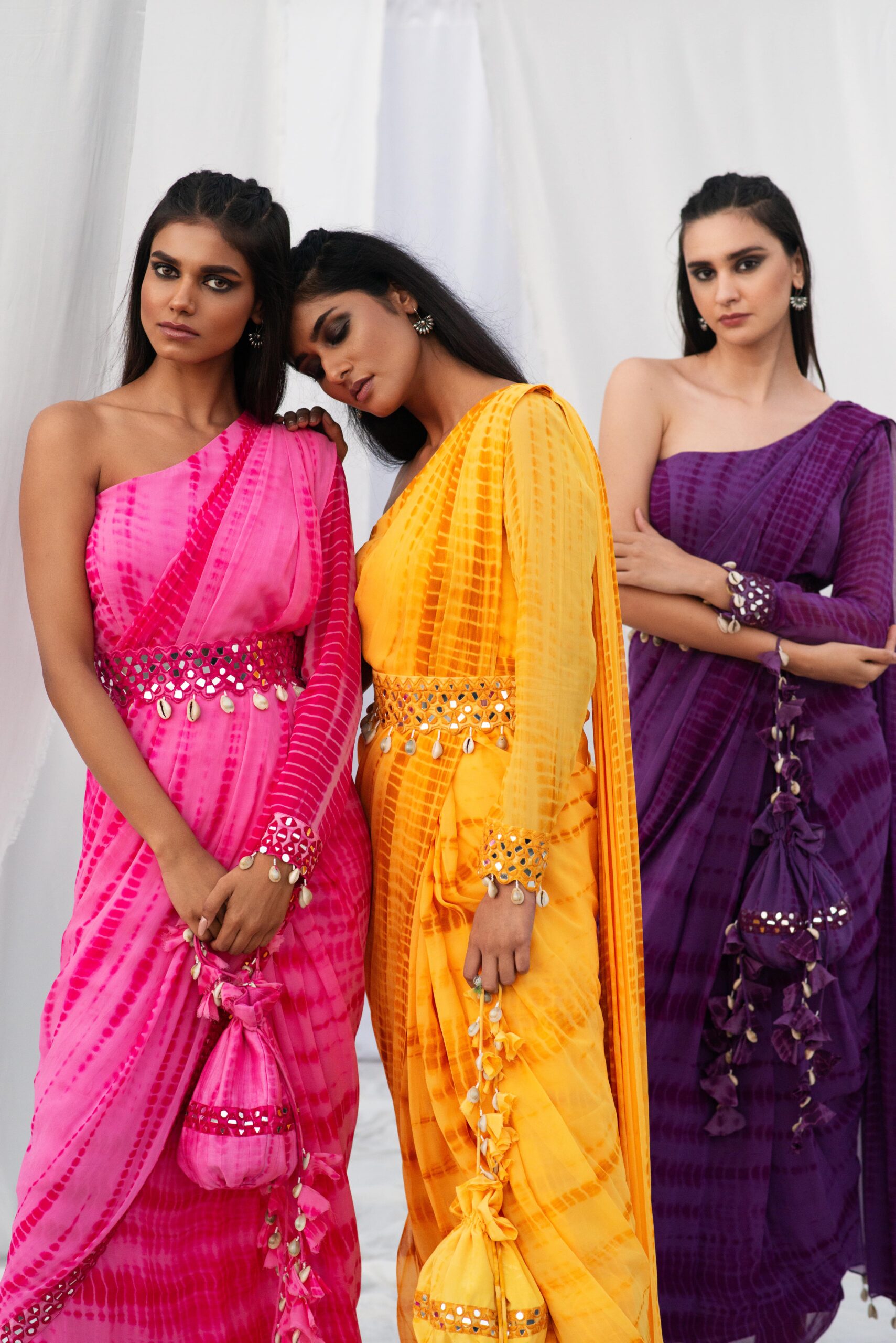 ONE SHOULDER SAREE WITH A MODERN BELT. - Image 3