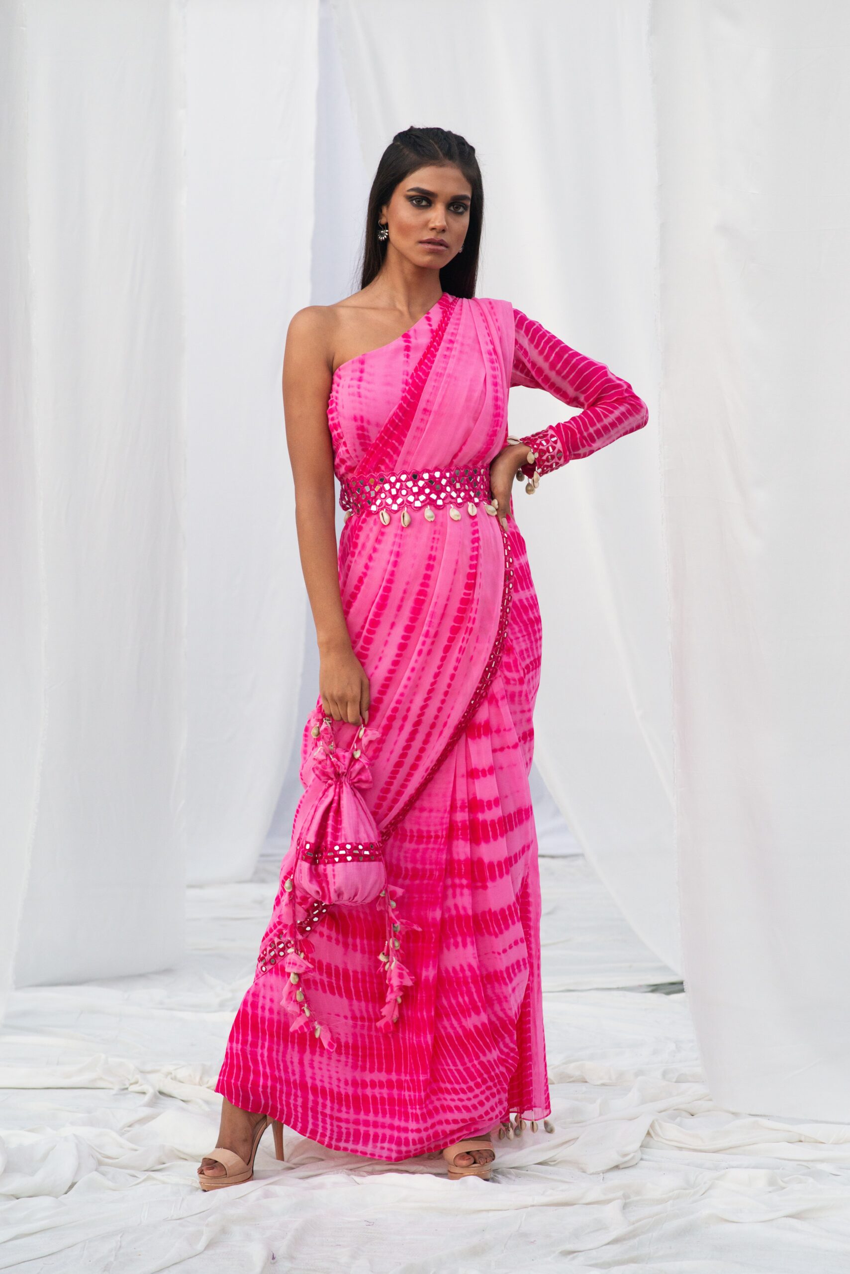 ONE SHOULDER SAREE WITH A MODERN BELT. - Image 4