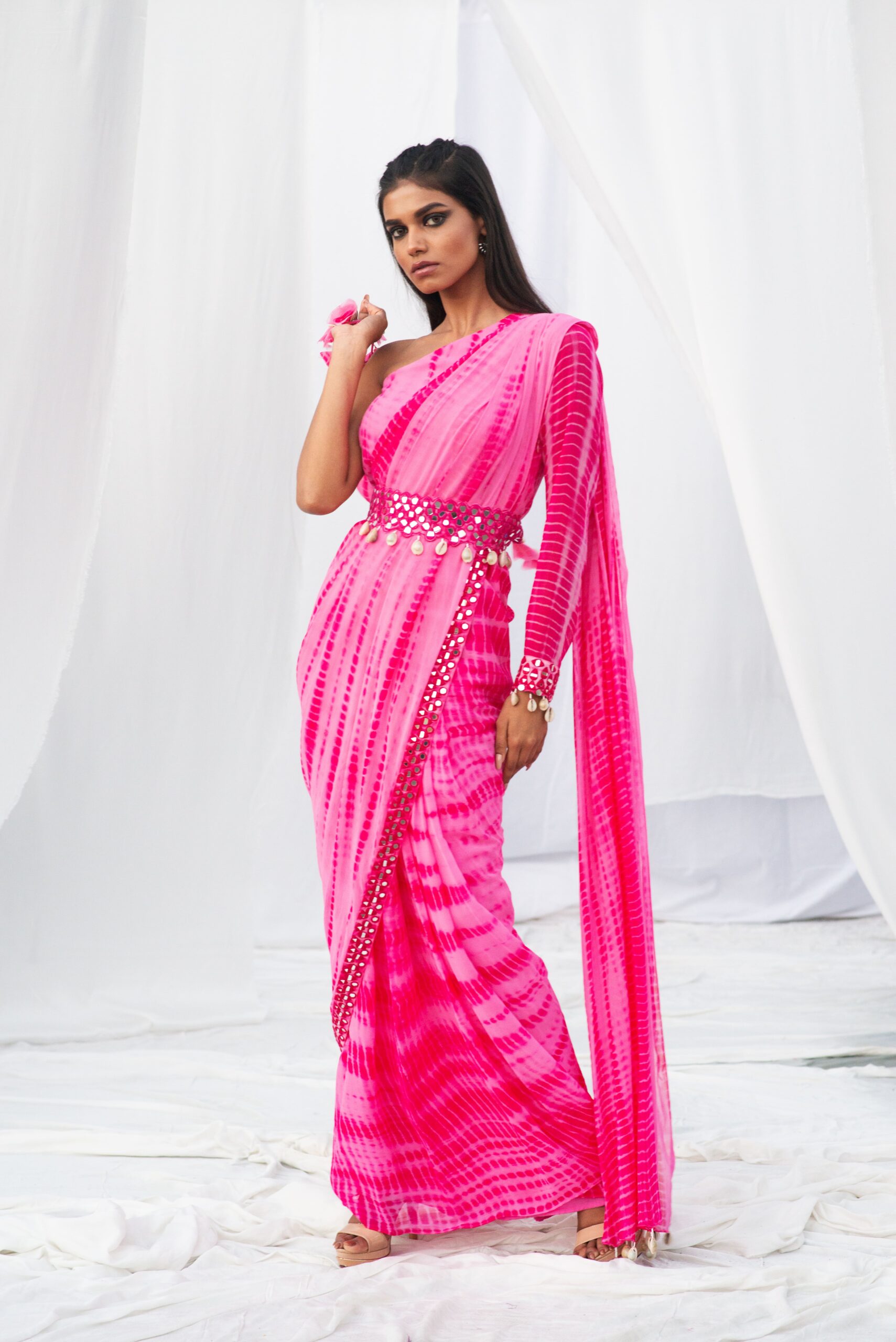 ONE SHOULDER SAREE WITH A MODERN BELT. - Image 5