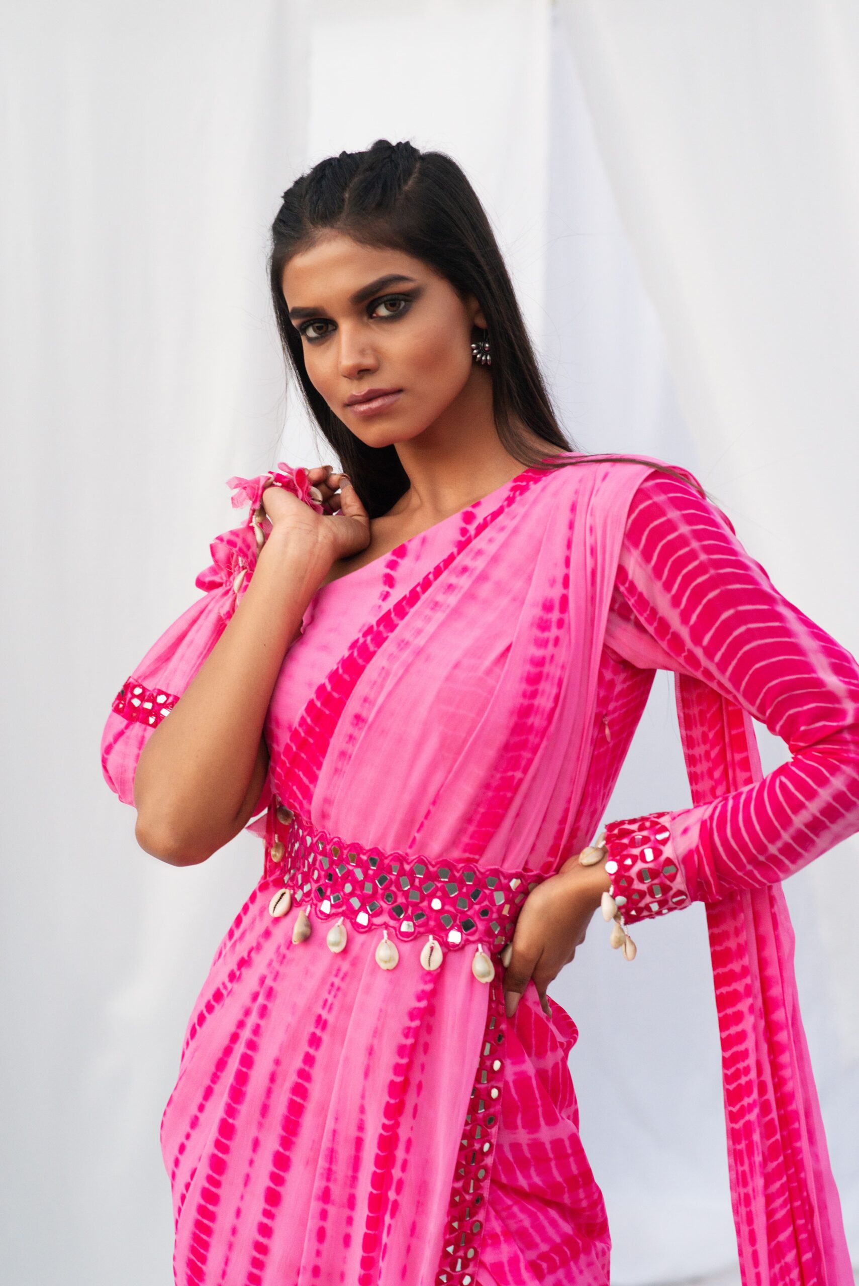 ONE SHOULDER SAREE WITH A MODERN BELT. - Image 6